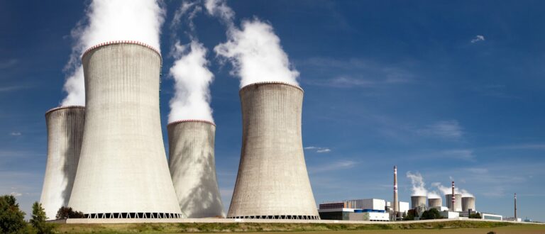 Nuclear power plant and cooling towers